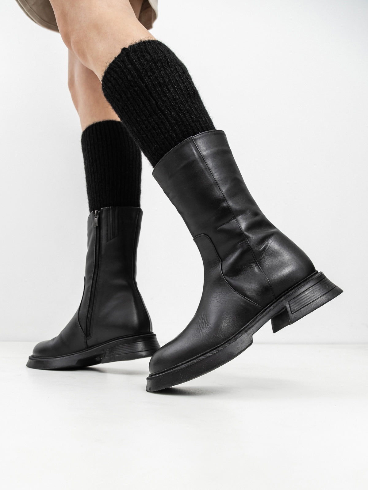 Women's leather boots with insulation