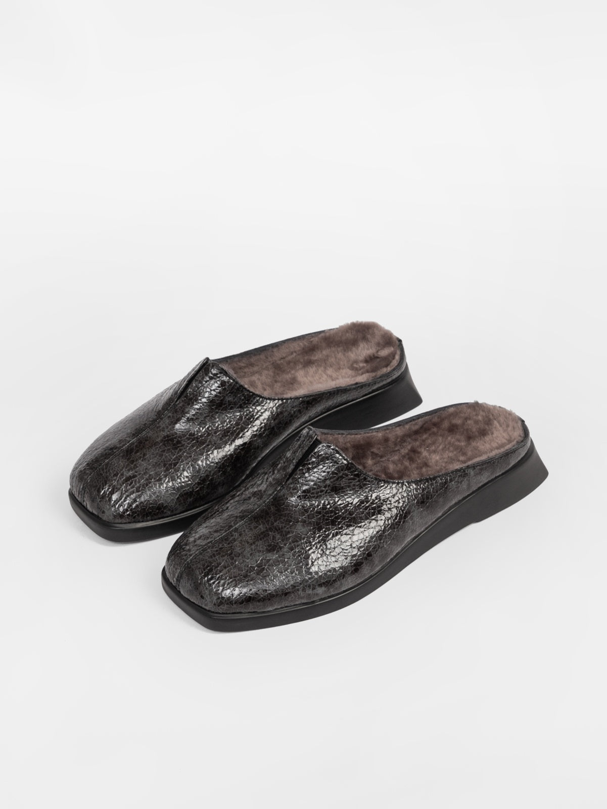Women’s leather outdoor slippers