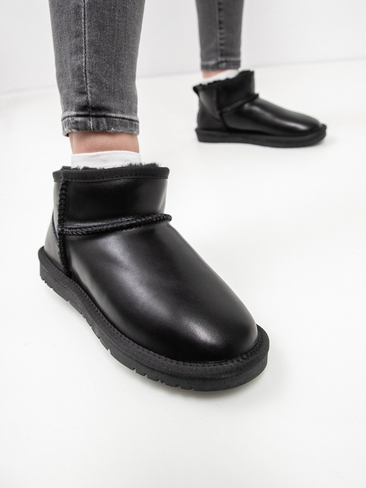 Women's leather boots with insulation