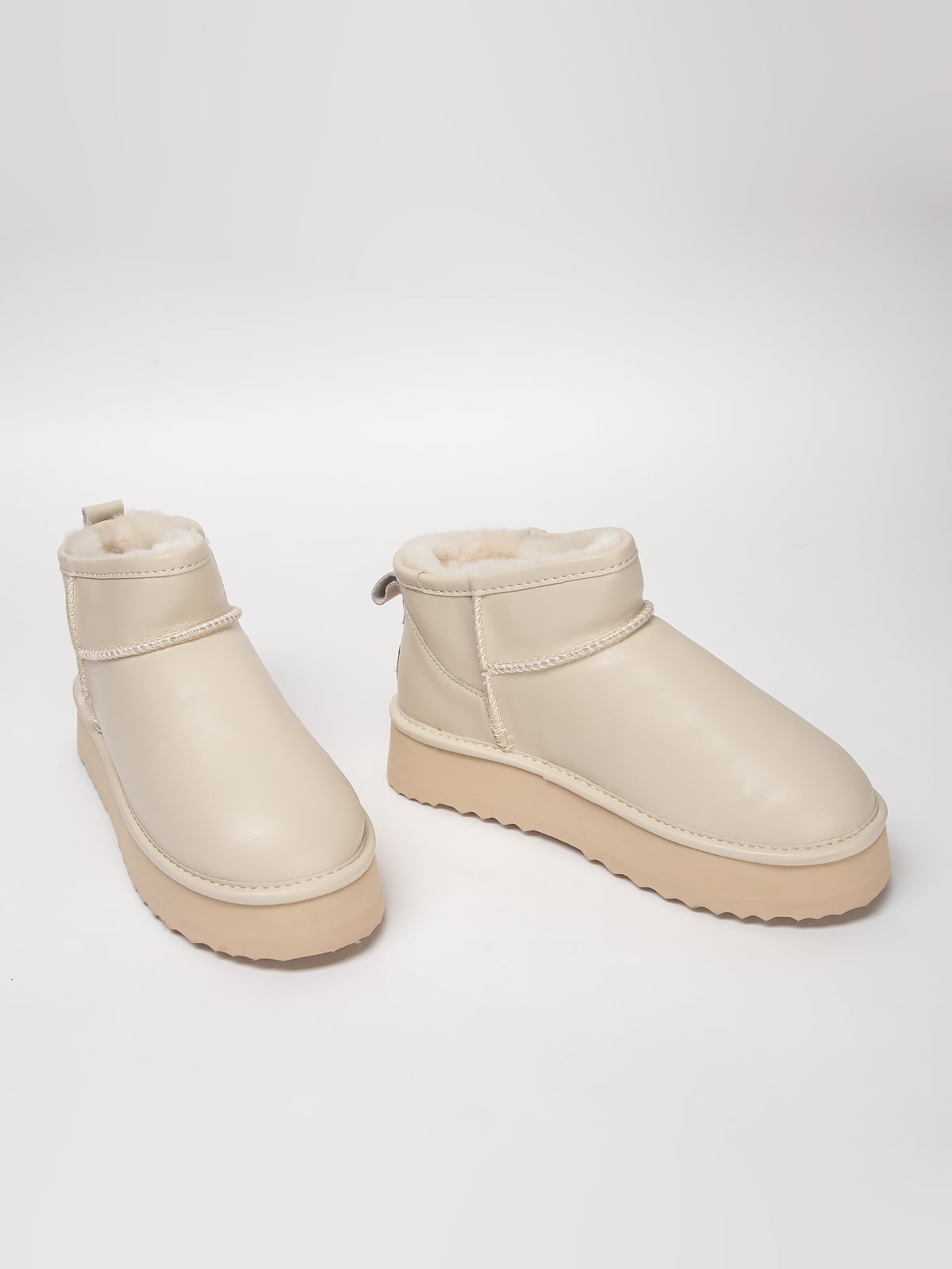 Women's leather boots with insulation