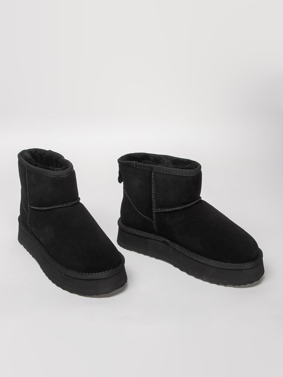 Women's leather boots with insulation