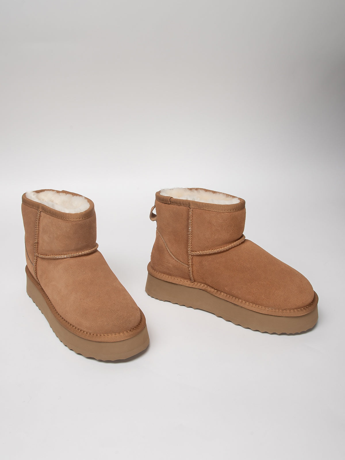 Women's leather boots with insulation