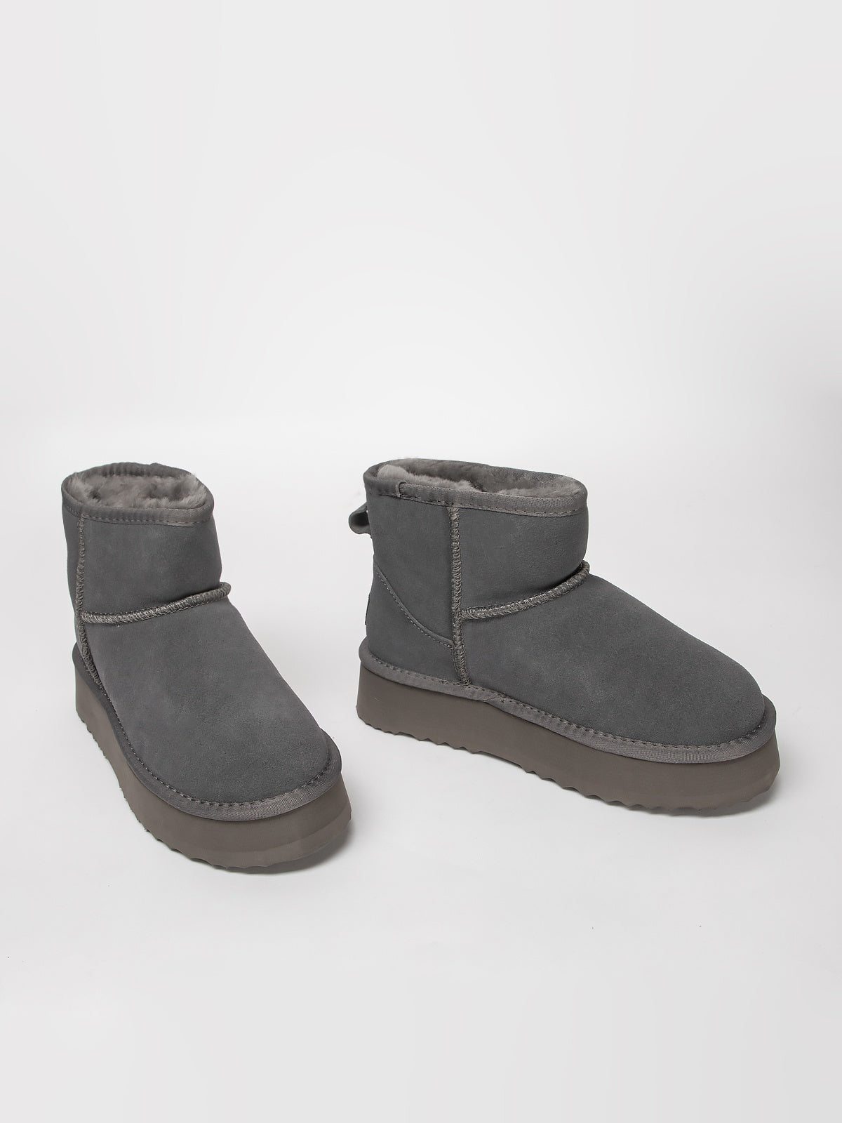 Women's leather boots with insulation