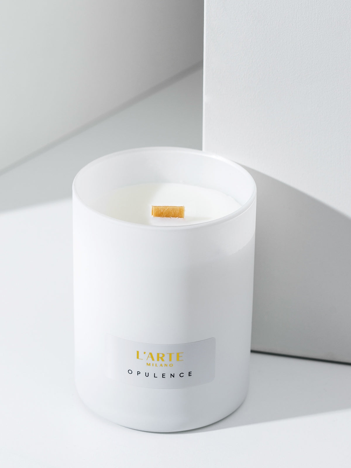 Scented soy wax candle with wooden wick "Opullence", 210 g