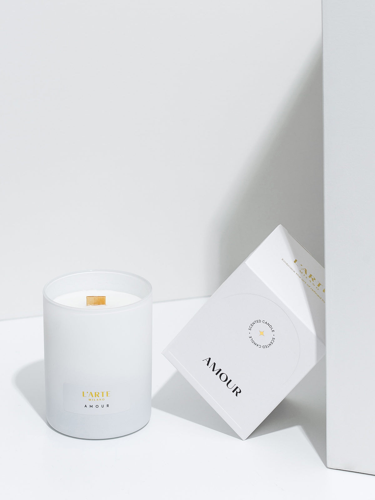 Scented soy wax candle with wooden wick "Amour", 210 g