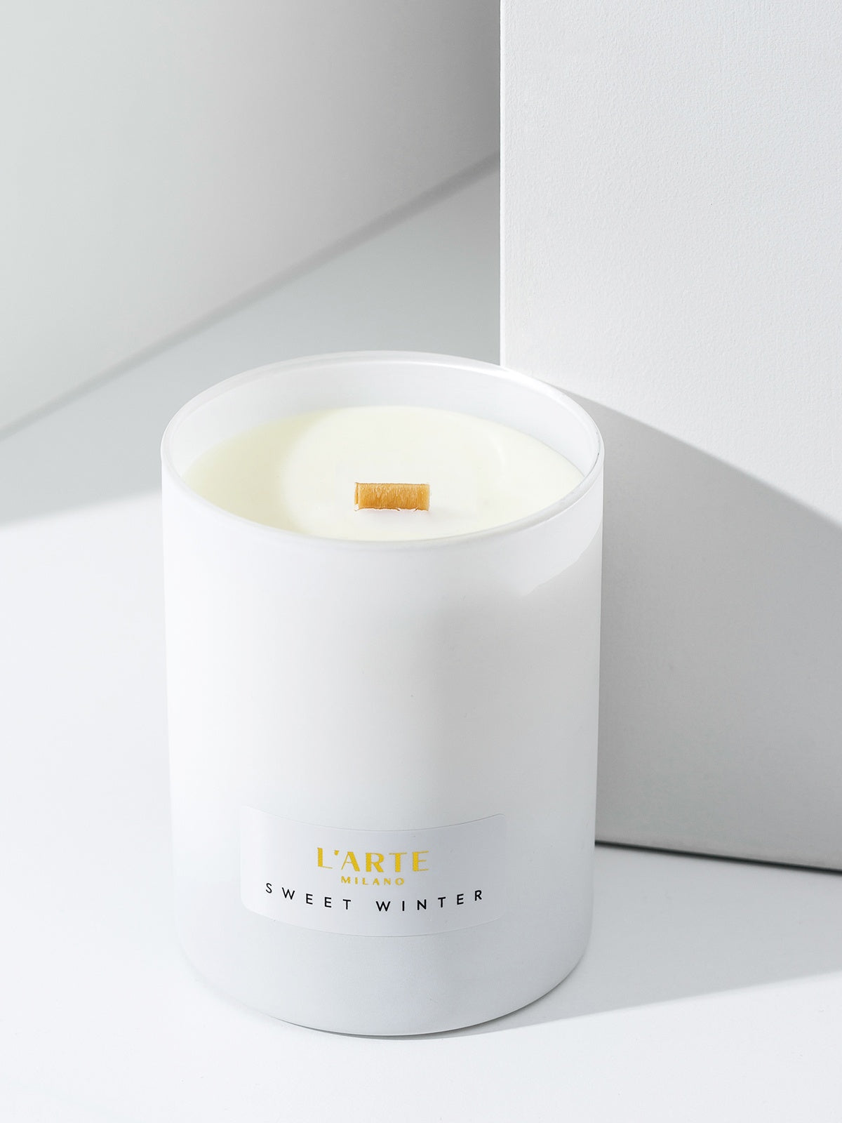 Scented soy wax candle with wooden wick "Sweet Winter", 210 g