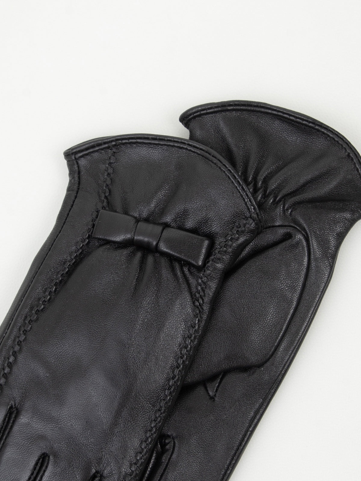 Women's leather gloves