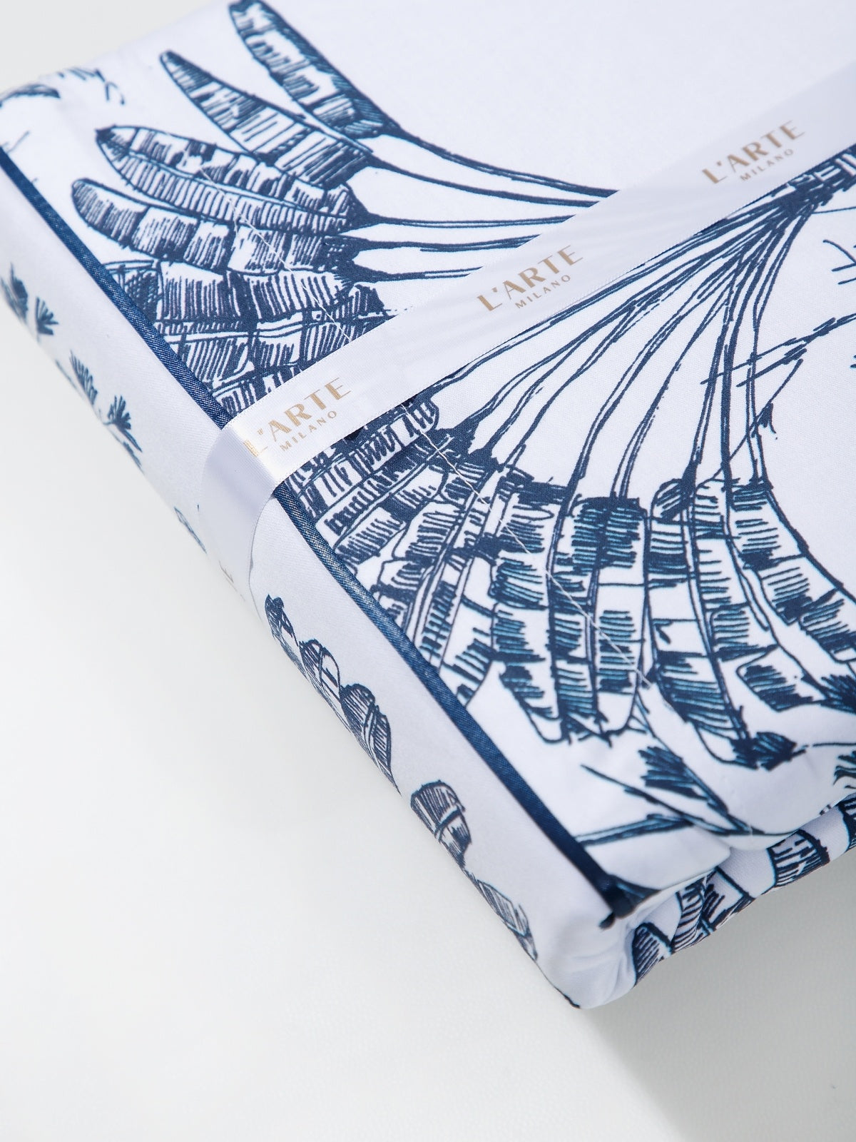 Two-sided satin bedding set made of 400 thread count cotton and tencel fiber