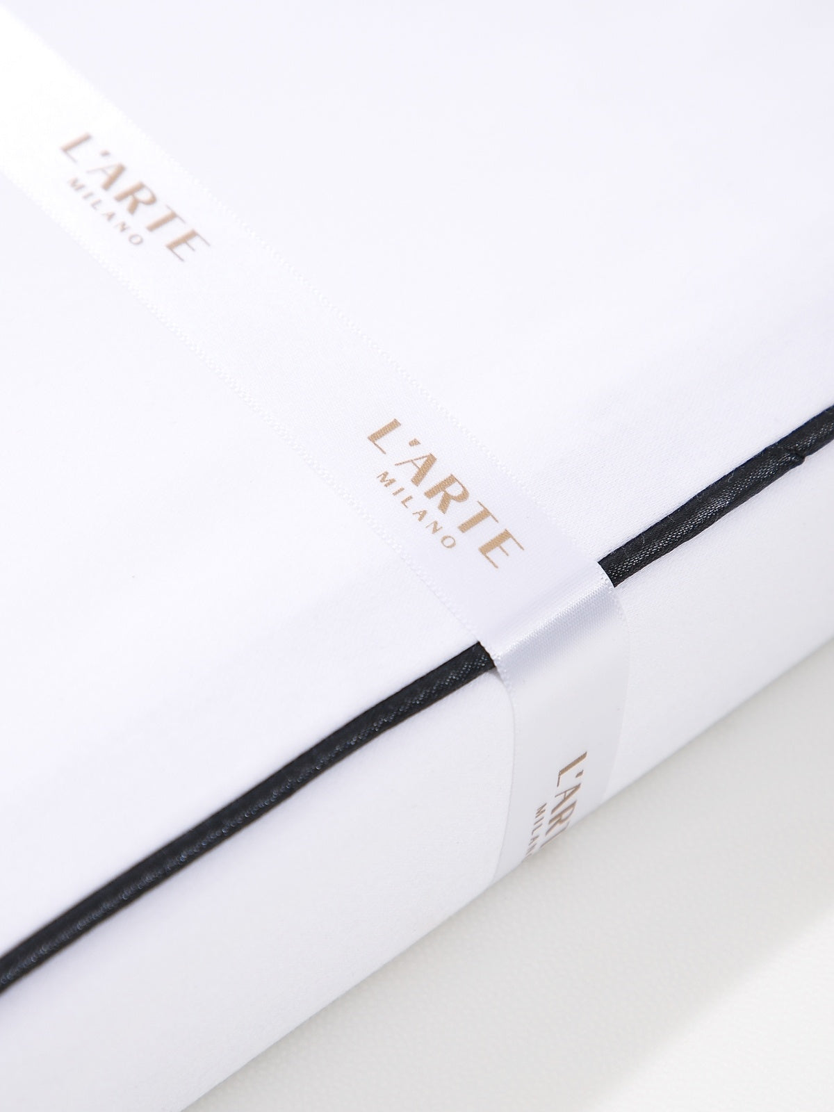 Satin bedding set made of 400 thread count cotton and tencel fiber